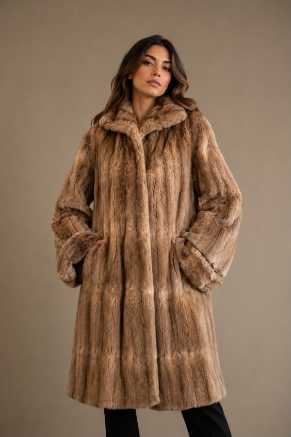 Abrigo vintage de visón natural color camel, de silueta amplia y elegante